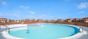 Vakantiehuis 'Sunny Home' met Zwembad, Tuin & Wi-Fi