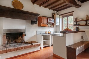 Refrigerador, parrilla de estufa, tostadora y utensilios de cocina 
