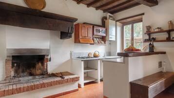 Kühlschrank, Herdplatte, Toaster, Kochgeschirr/Geschirr/Besteck