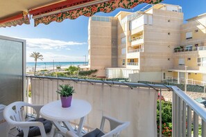 Outdoor dining - Holiday Apartment "Very nice and modern Studio" at the Beach, Balcony & Wi-Fi (El Campello)