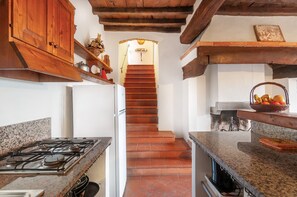 Jääkaappi, liesi, keittoastiat/astiat/ruokailuvälineet