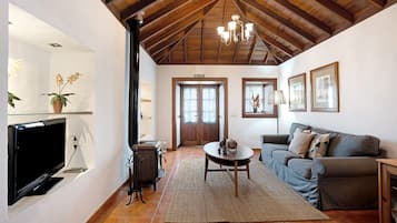 Een televisie en een open haard