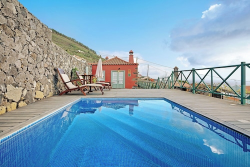 Casa vacacional 'Casa Rural La Caldera' con vistas al mar, piscina y Wi-Fi