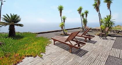 Location "Casa Rural Los Llanos Negros", avec vue sur la mer, jardin et Wi-Fi.