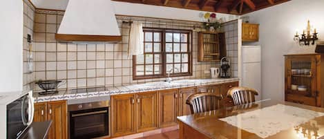 Køleskab, mikrobølgeovn, ovn, kogeplade