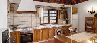 Vacation Rental 'Casa Rural Los Llanos Negros' with Sea View, Garden & Wi-Fi