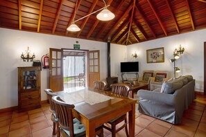 Dining - Vacation Rental 'Casa Rural Los Llanos Negros' with Sea View, Garden & Wi-Fi (Fuencaliente)
