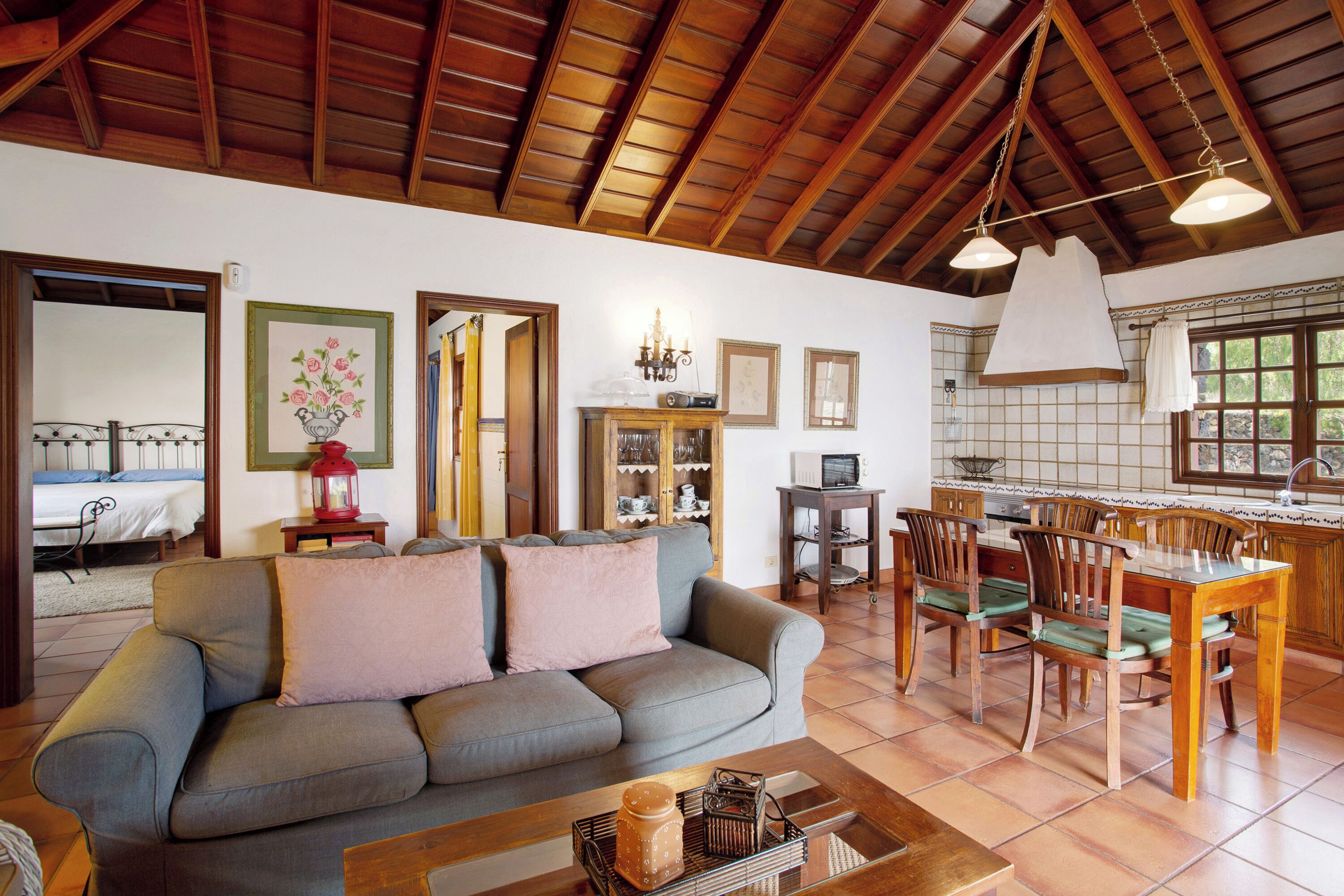 Een televisie en een open haard