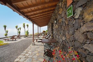 Outdoor dining - Vacation Rental 'Casa Rural Los Llanos Negros' with Sea View, Garden & Wi-Fi (Fuencaliente)