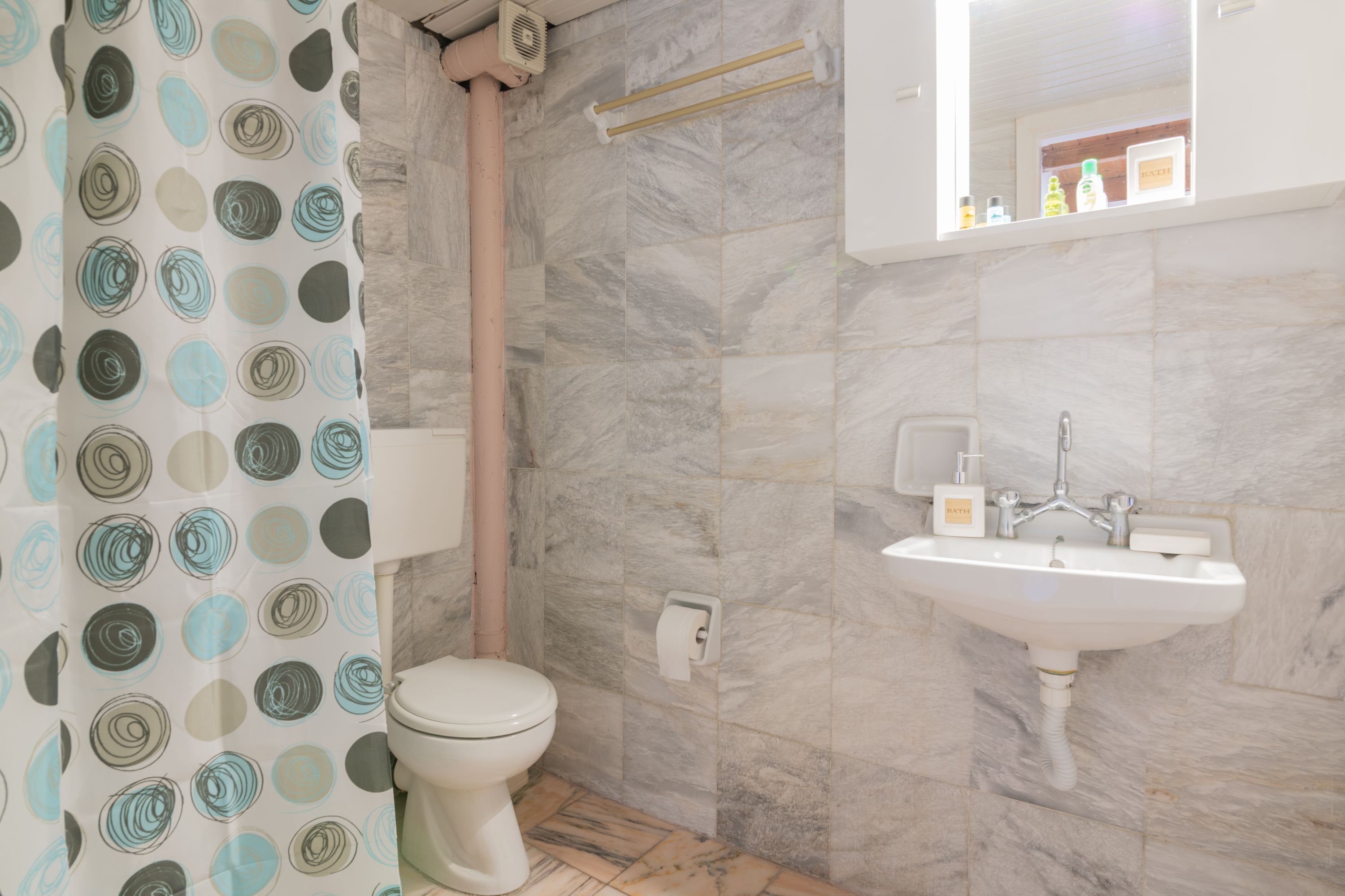 Classic Apartment | Bathroom | Shower, hair dryer, towels, soap
