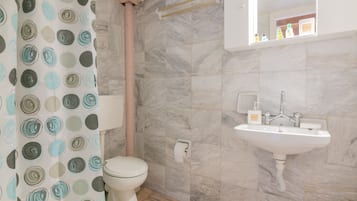 Classic Apartment | Bathroom | Shower, hair dryer, towels, soap