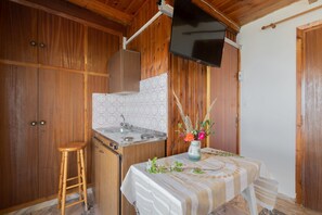 2 bedrooms, in-room safe, iron/ironing board, free cots/infant beds - Agnadi Sea View Apartments (Zakynthos)