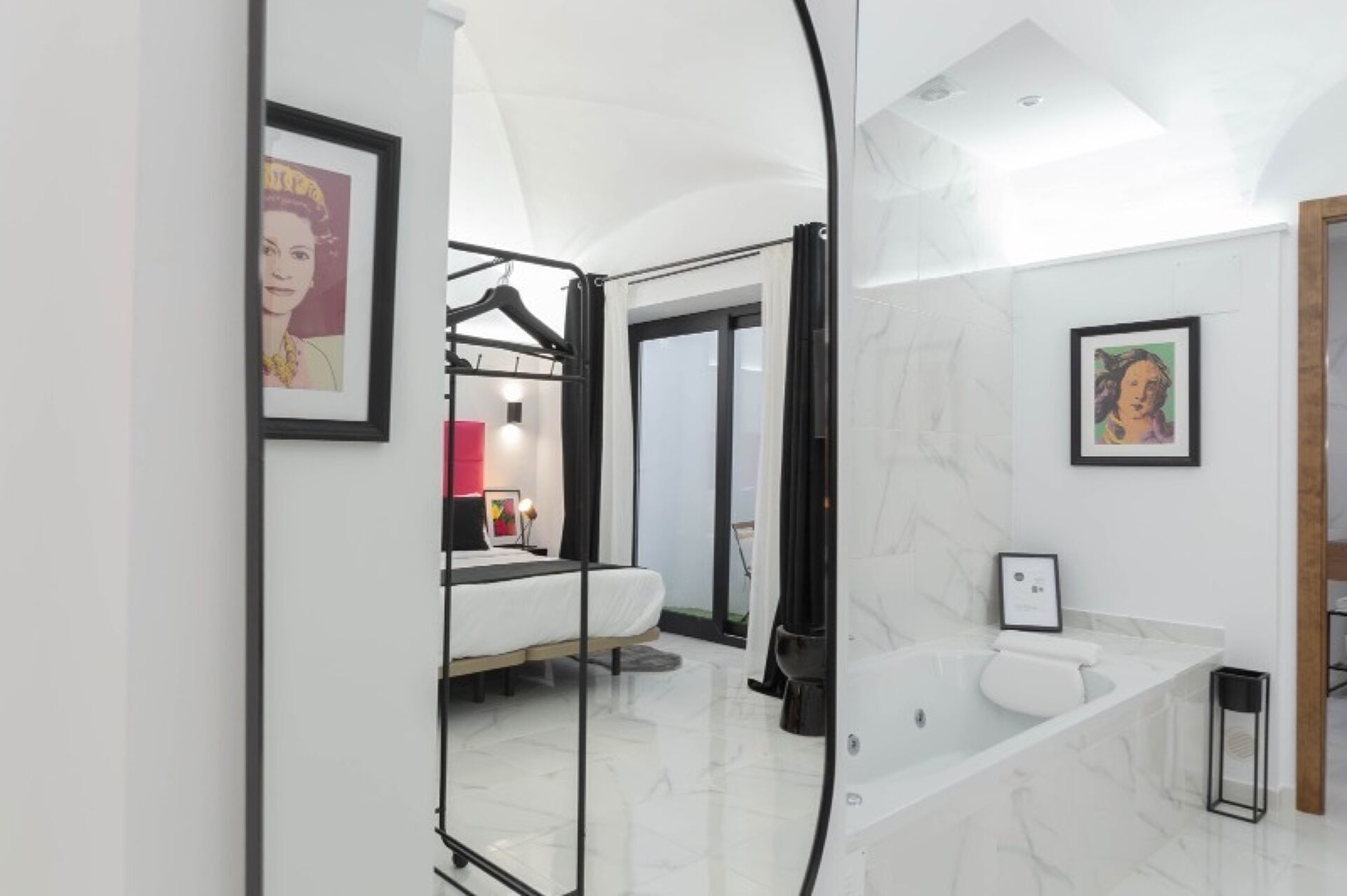 1 soverom og strykejern/-brett