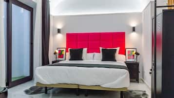 1 dormitorio y tabla de planchar con plancha