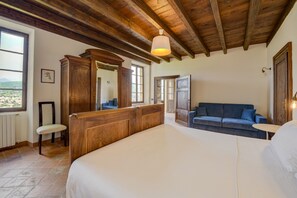 1 bedroom, in-room safe, iron/ironing board, free WiFi