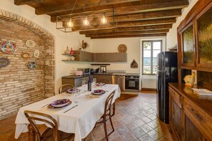 Een koelkast, een magnetron, een vaatwasser