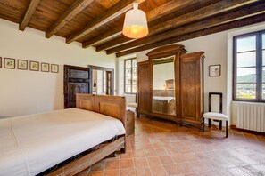 1 dormitori, caixa forta a l'habitació i planxa i posts de planxar