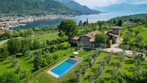 A villa with a swimming pool, surrounded by lush greenery and a view of a lake and mountains. - Casale Lucrezia - Salò (Salò)