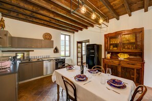 Réfrigérateur, micro-ondes, lave-vaisselle, cafetière/bouilloire