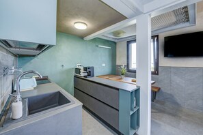 Kylskåp, mikrovågsugn, ugn och spishäll