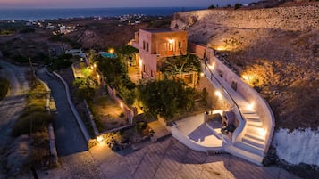 Fachada da propriedade à noite
