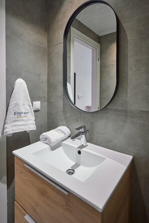 Standardsuite | Badeværelse | Bruser, brusehoved med spredningseffekt, gratis toiletartikler