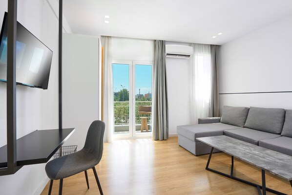 Superior Suite | Living area | 32-inch Smart TV with cable channels, TV, Netflix - Elephant Suites (Thessaloniki)