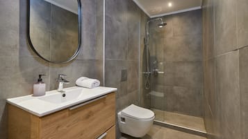 Standard-Suite | Badezimmer | Dusche, Regendusche, kostenlose Toilettenartikel, Haartrockner