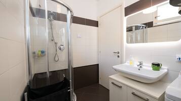 Apartment | Bathroom | Shower, rainfall showerhead, bidet, towels