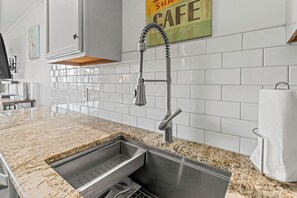 Interior - 1 Bedroom Oceanview Condo - Sleeps 6 with fully stocked kitchen (Ocean City)