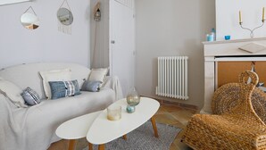 A living room with a sofa, a coffee table, and a wicker chair. - House for 2 adults & 2 kids, central Ars-en-Ré (Ars-en-Ré)