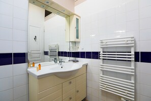 A modern bathroom with a white sink, beige cabinet, and a towel rack. - House for 2 adults & 2 kids, central Ars-en-Ré (Ars-en-Ré)