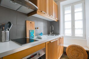 Een koelkast, een microgolfoven, een oven, een vaatwasser