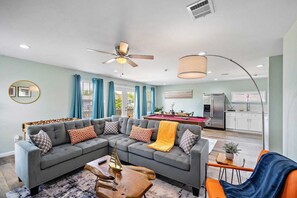 Smart-TV, Tischfußball, Arbeitsbereiche