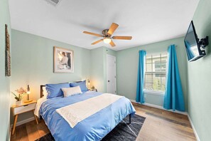 4 bedrooms, desk, iron/ironing board, free WiFi - Elevated Stay Near Pier, Beach | BBQ | WiFi Games (Galveston)