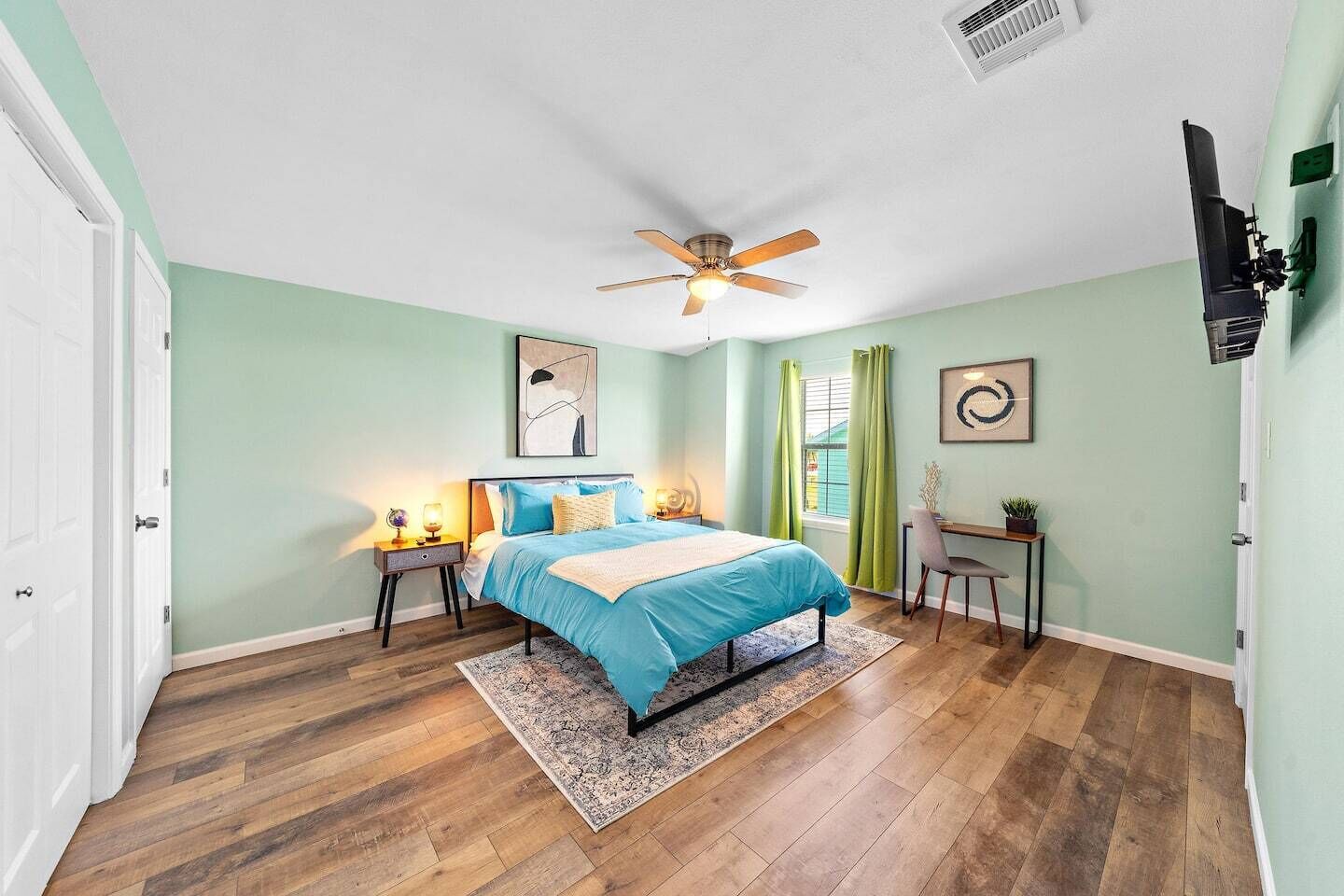 4 Schlafzimmer, Schreibtisch, Bügeleisen/Bügelbrett, kostenloses WLAN