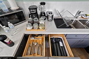 Frigorifero, microonde, forno, piano cottura