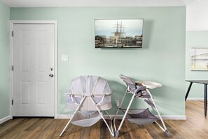 Interior - Cozy Home Nr Beach Pier | Games | WiFi | Yard BBQ (Galveston)