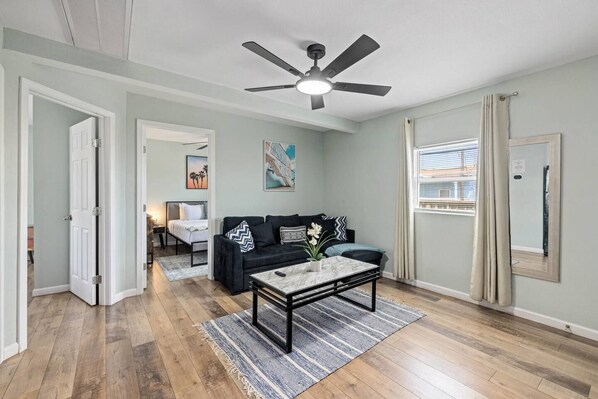 Smart TV, Netflix, Hulu, tavolo da ping pong