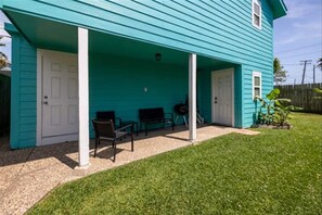 Terrace/patio - Cozy Home Nr Beach Pier | Games | WiFi | Yard BBQ (Galveston)