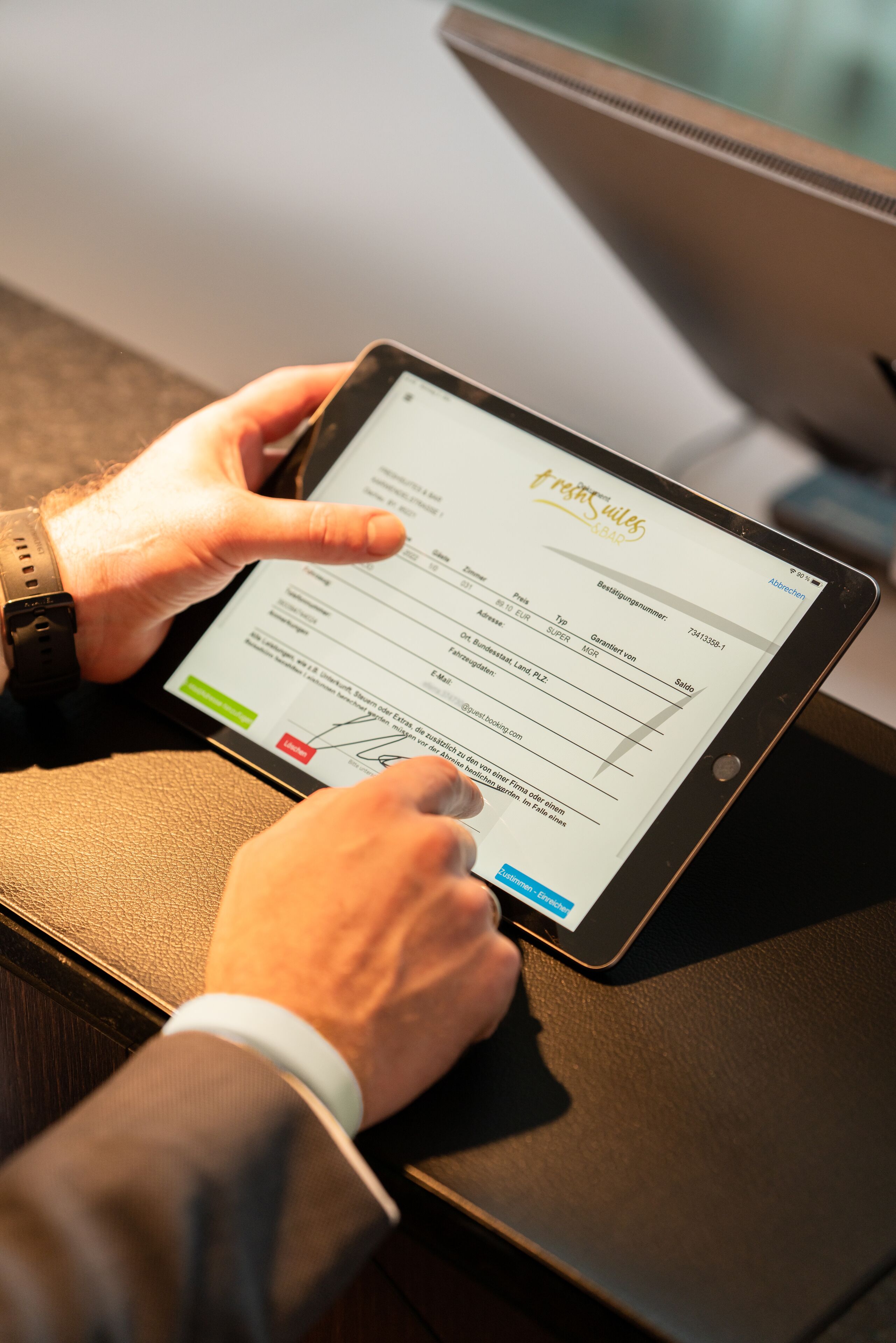 Une personne utilisant une tablette sur une table.