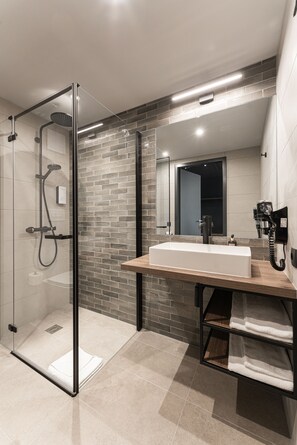 Shower, hair dryer, heated floors, towels