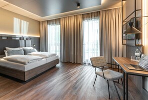 Superior Room, 1 King Bed, Non Smoking | Hypo-allergenic bedding, desk, laptop workspace, blackout curtains - FreshSuites & Bar (Dachau)
