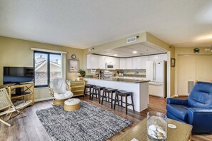 TV - DAILY ACTIVITIES & LINENS INCLUDED! Upgraded 3BR 2BA condo with direct oceanfront views! Walk to Northside Park. (Ocean City)