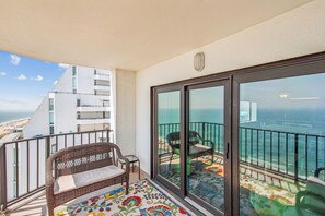 Property grounds - XPLORIE ACTIVITIES & LINENS INCLUDED*! Plaza 3BR/2BA END UNIT with oceanfront & bayside balconies! (Ocean City)