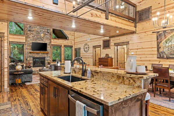 冷蔵庫、電子レンジ、オーブン、コンロ