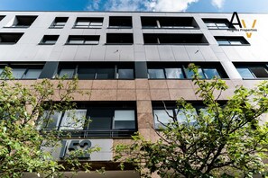 Exterior detail - Modern 2-Bed Apartment: Your City Center Getaway (Milton Keynes)