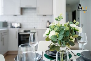 Fridge, microwave, oven, stovetop - Modern 2-Bed Apartment: Your City Center Getaway (Milton Keynes)