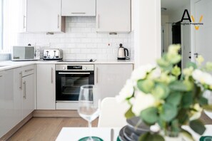 ثلاجة، ميكروويف، فرن، موقد طهي مسطح