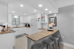 冰箱、微波炉、烤箱、炉灶